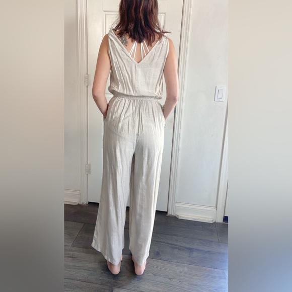 069 Solid Button Detail Wide Leg Casual Jumpsuit - Picture 5 of 9